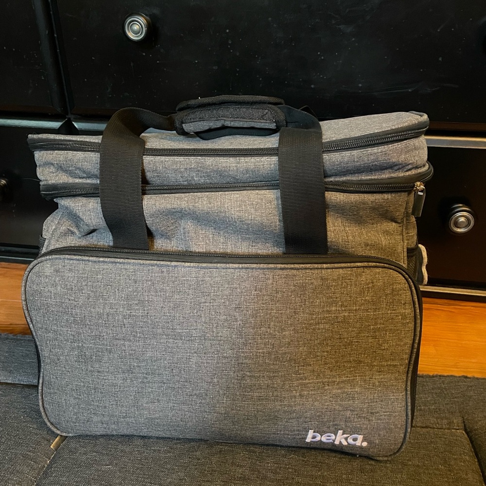 Beka DOG Travel Bag comes with foldable water/food containers! Brand new!